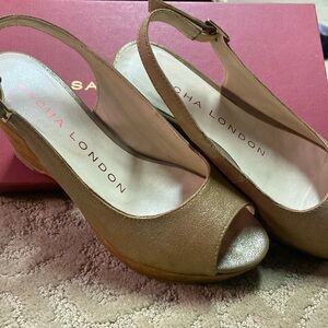 Sacha London Wedge Gold suede and leather
Size 6